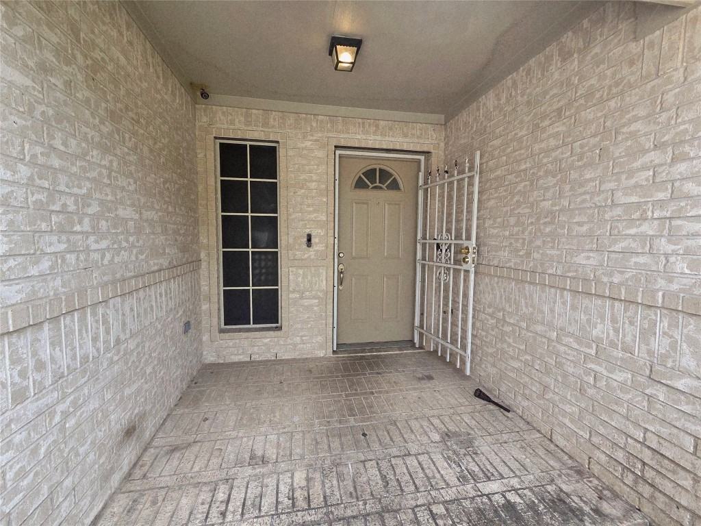 12015 Rosecroft Dr - Photo 2 of 13