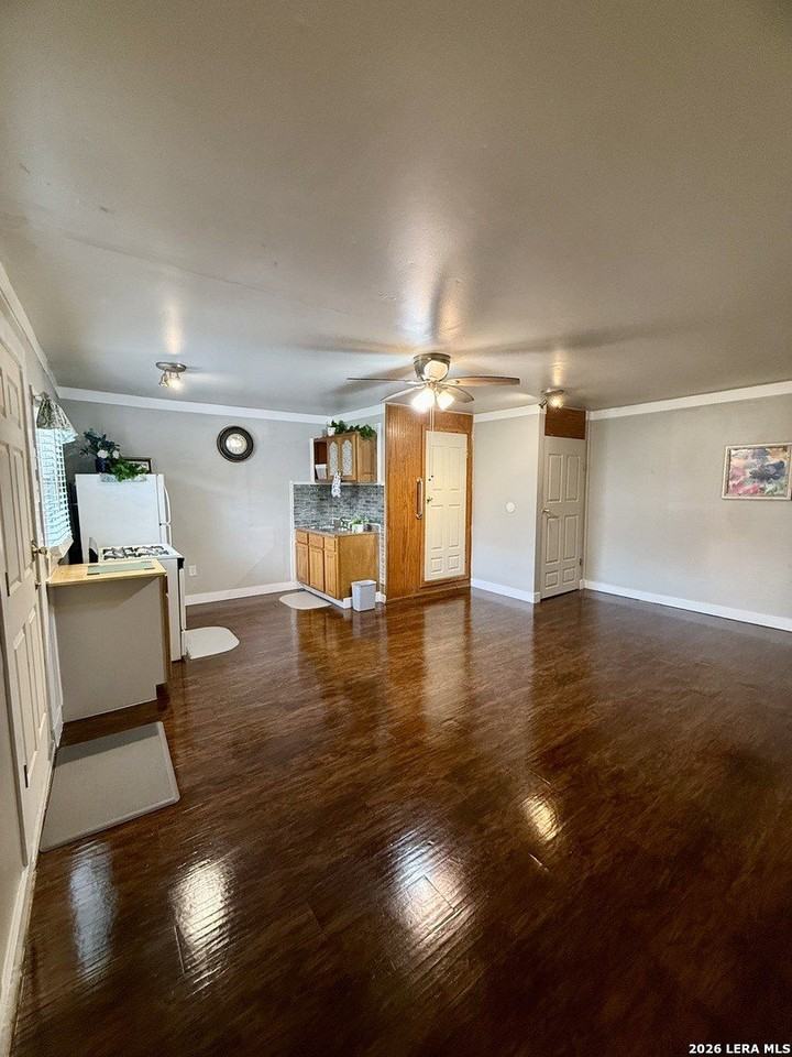 810 Haggin St - Photo 3 of 15