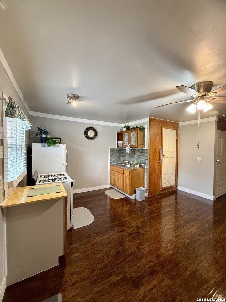 810 Haggin St - Photo 4 of 15