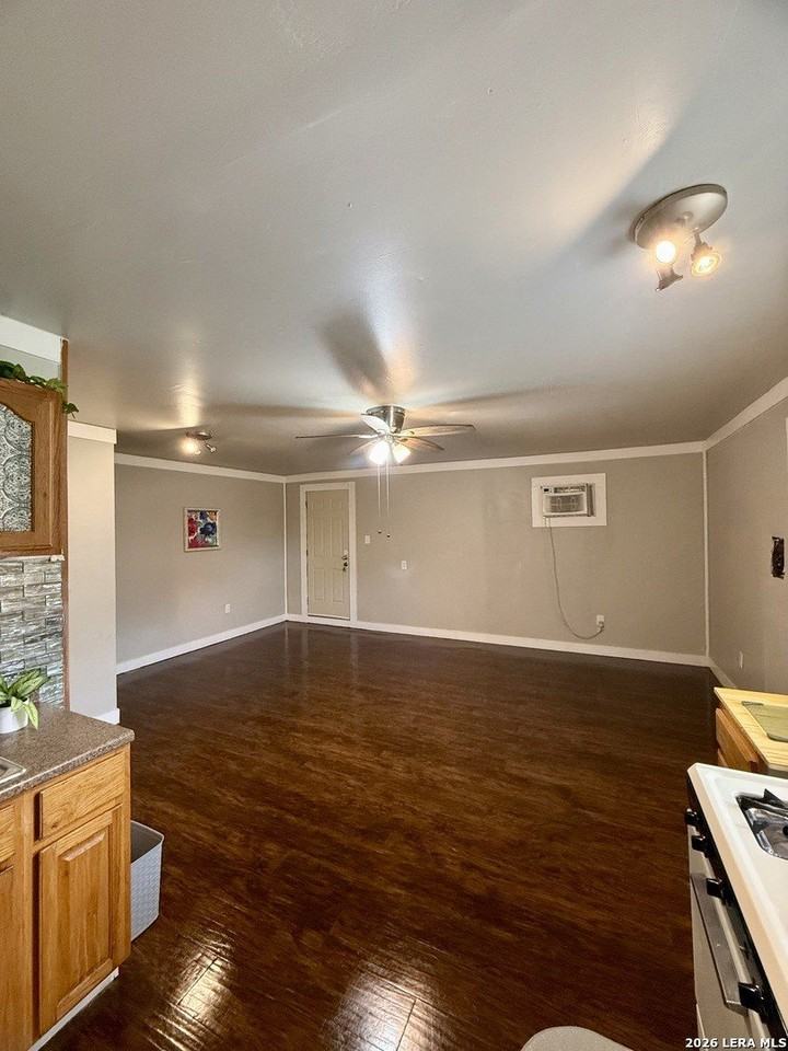 810 Haggin St - Photo 5 of 15