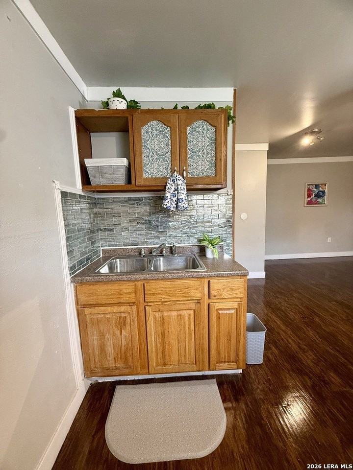 810 Haggin St - Photo 6 of 15