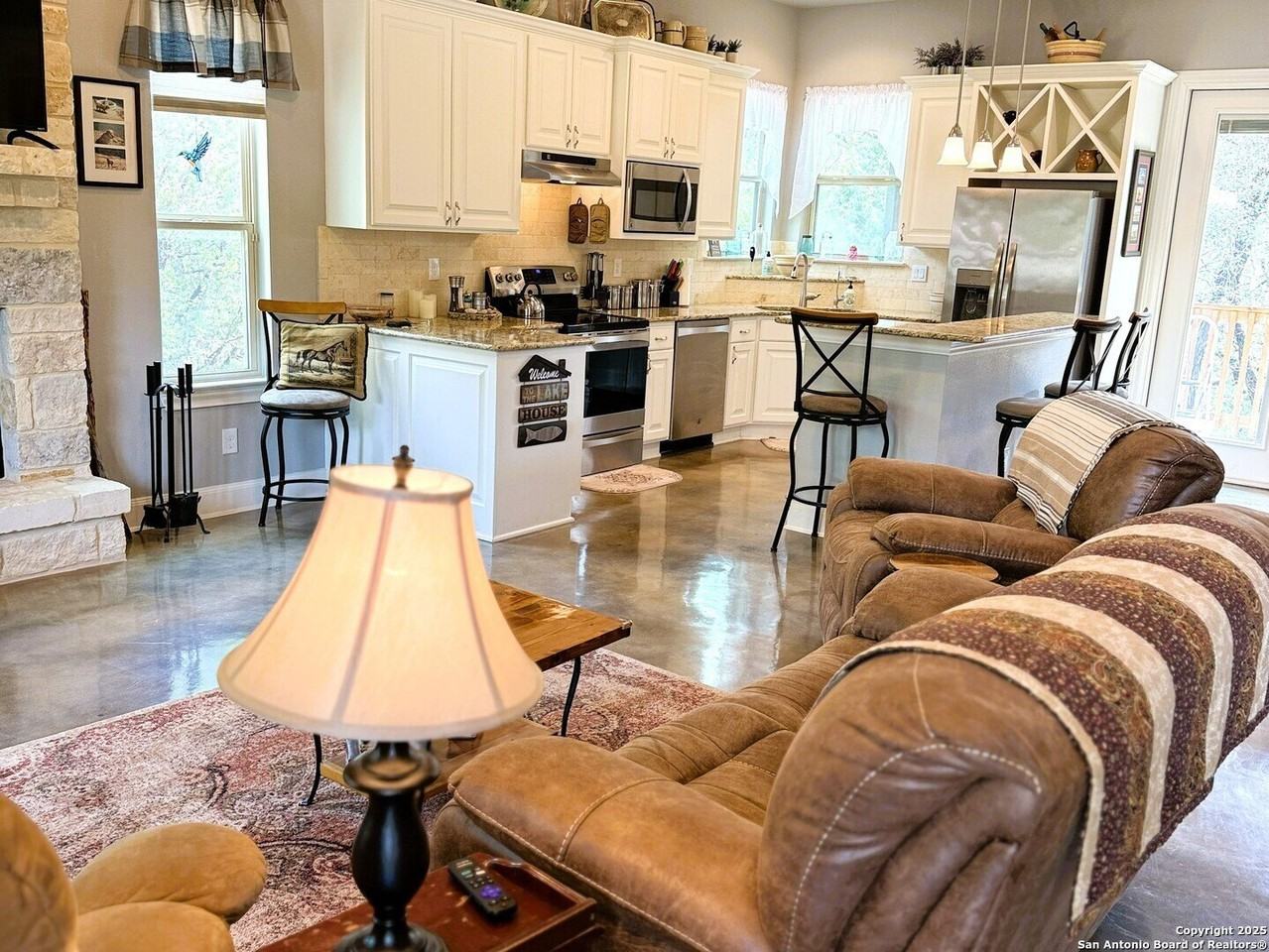 186 Lakeview Rd - Photo 4 of 26