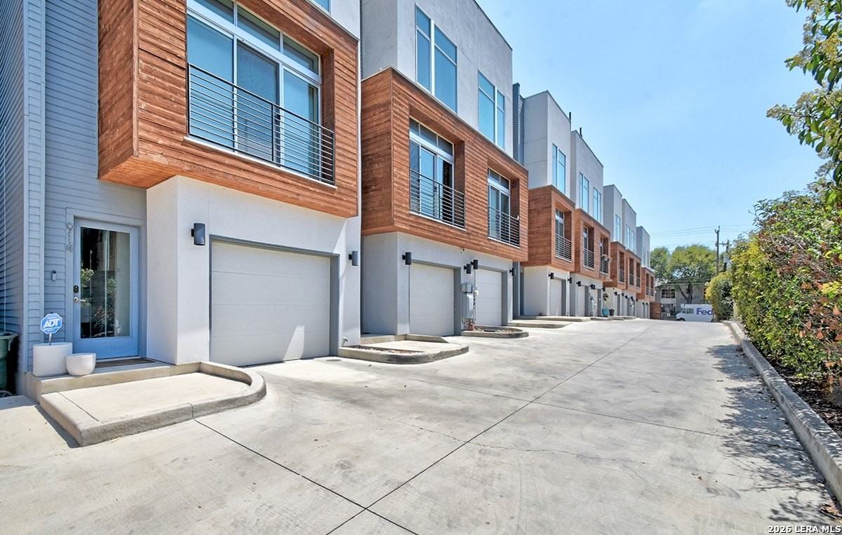 914 E Josephine St - Photo 3 of 30