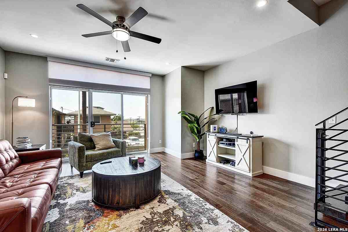 914 E Josephine St - Photo 4 of 30