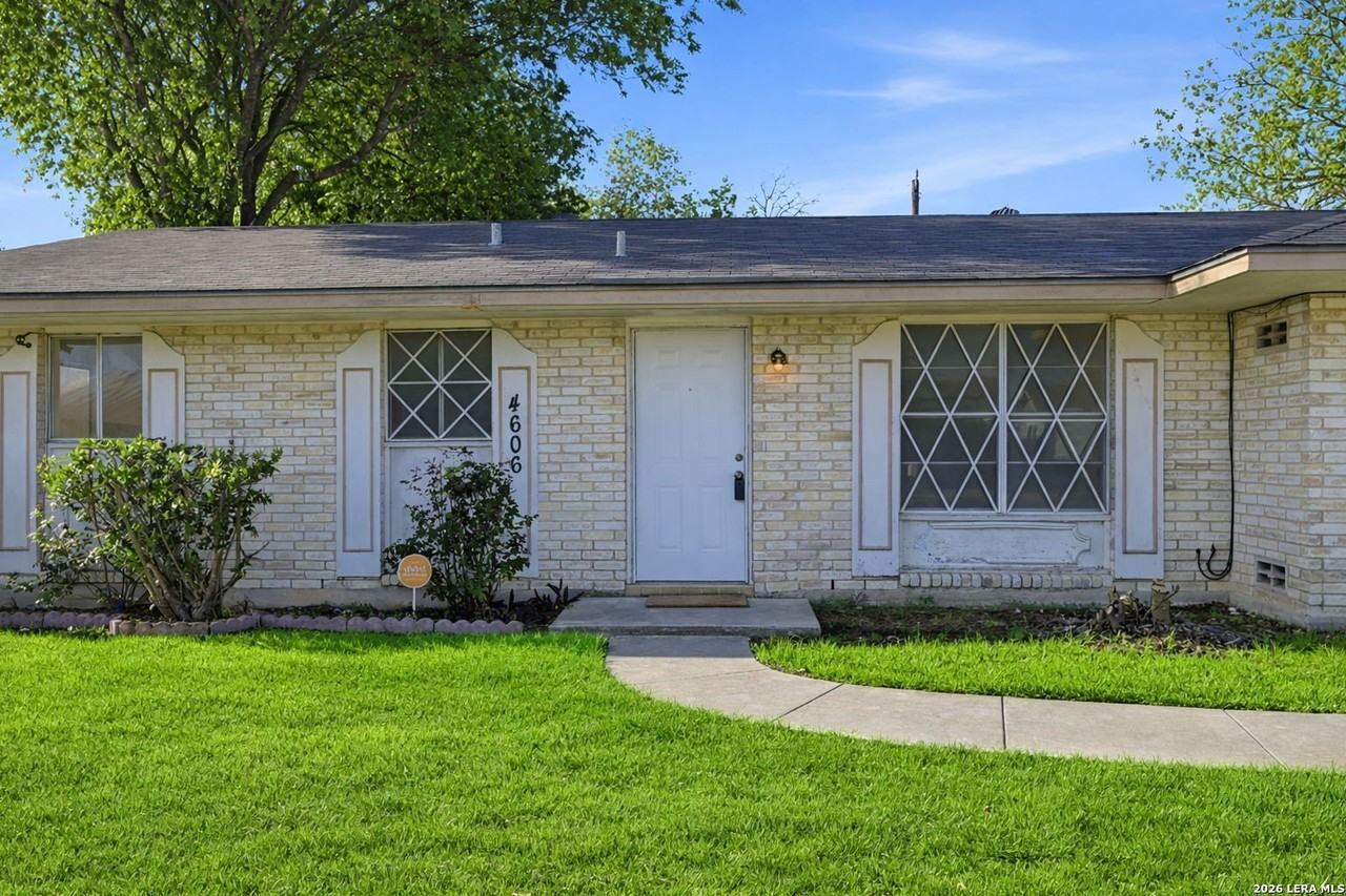 4606 Hollyspring Dr - Photo 3 of 19