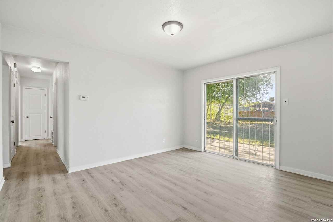 4606 Hollyspring Dr - Photo 4 of 19