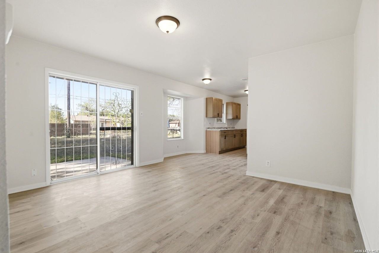 4606 Hollyspring Dr - Photo 5 of 19