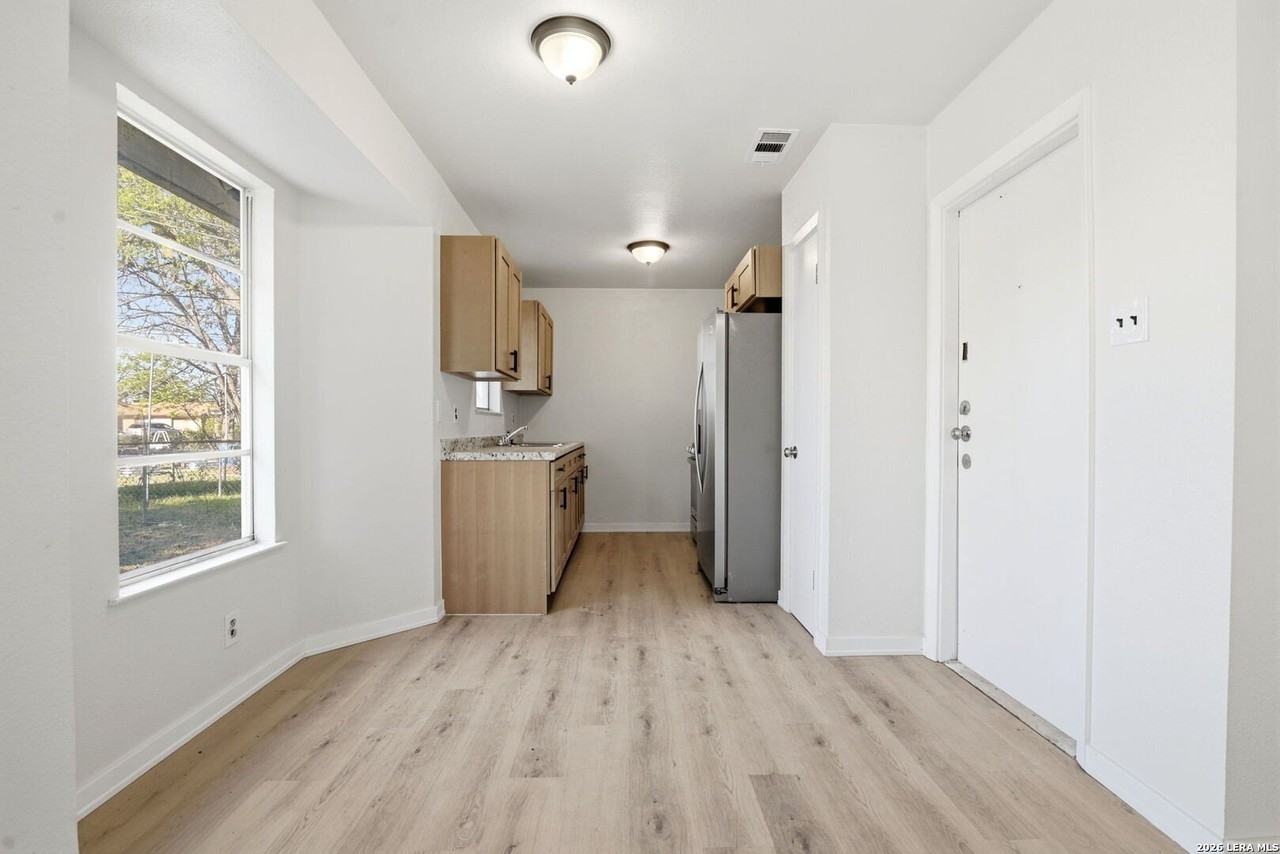 4606 Hollyspring Dr - Photo 6 of 19