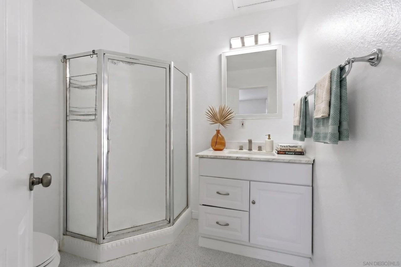 6122 Nagel St - Photo 7 of 37