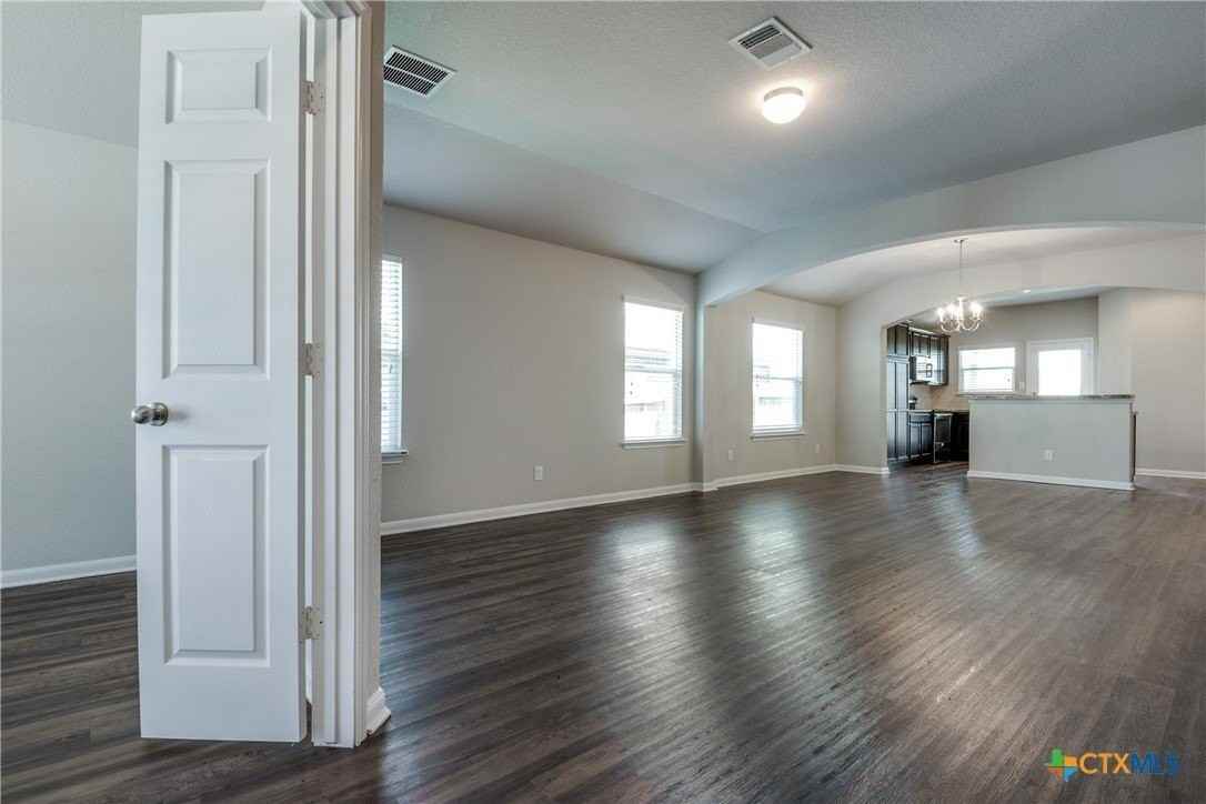 1041 Lauren St - Photo 4 of 28