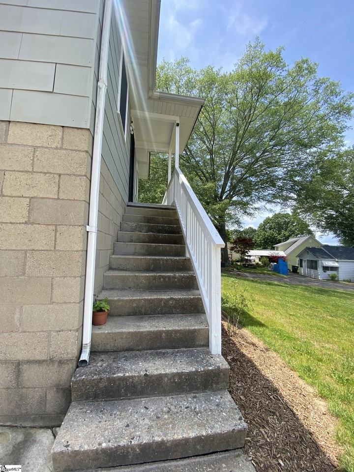 134 E Jones Ave - Photo 2 of 15