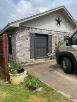 featured image of 117 E Crockett St