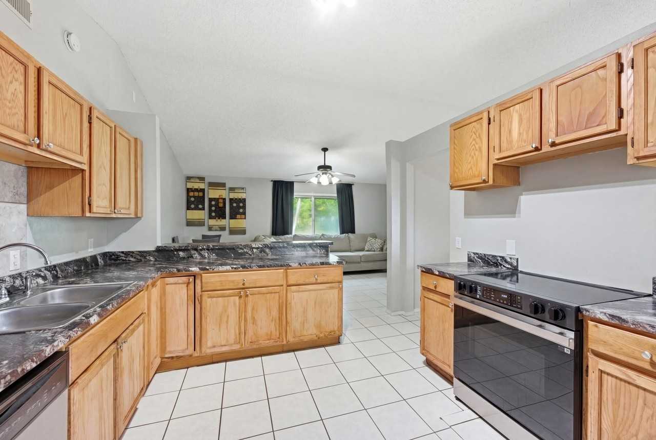 1258 Sw Cynthia St - Photo 5 of 23