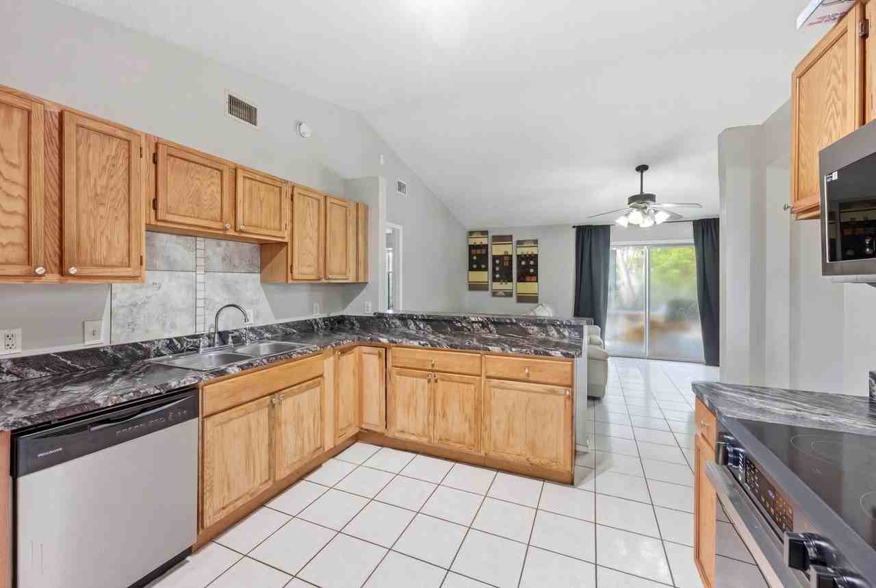 1258 Sw Cynthia St - Photo 6 of 23