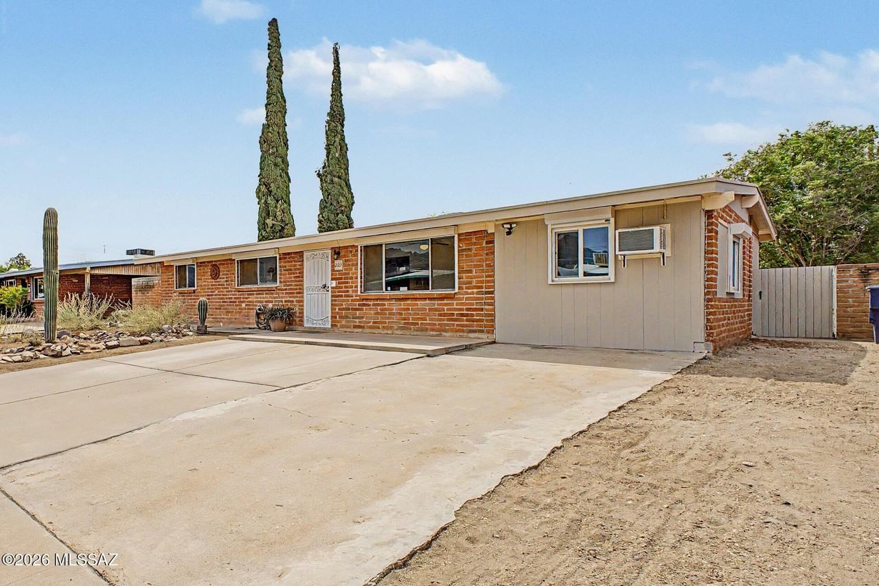 223 W Knox Dr - Photo 3 of 29