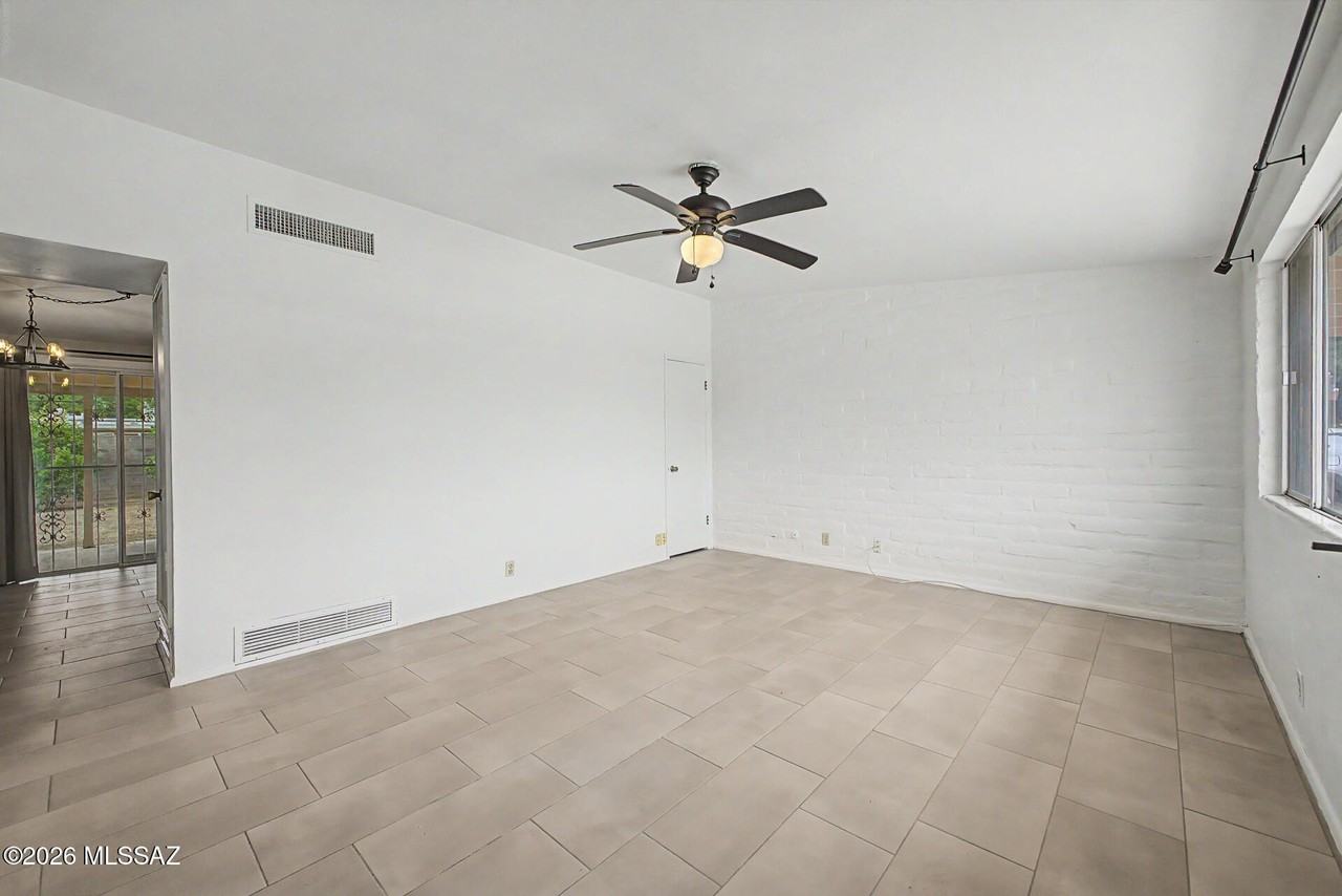 223 W Knox Dr - Photo 4 of 29