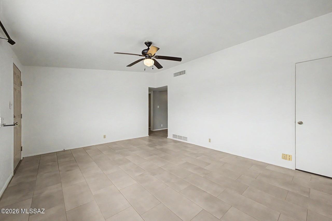 223 W Knox Dr - Photo 5 of 29