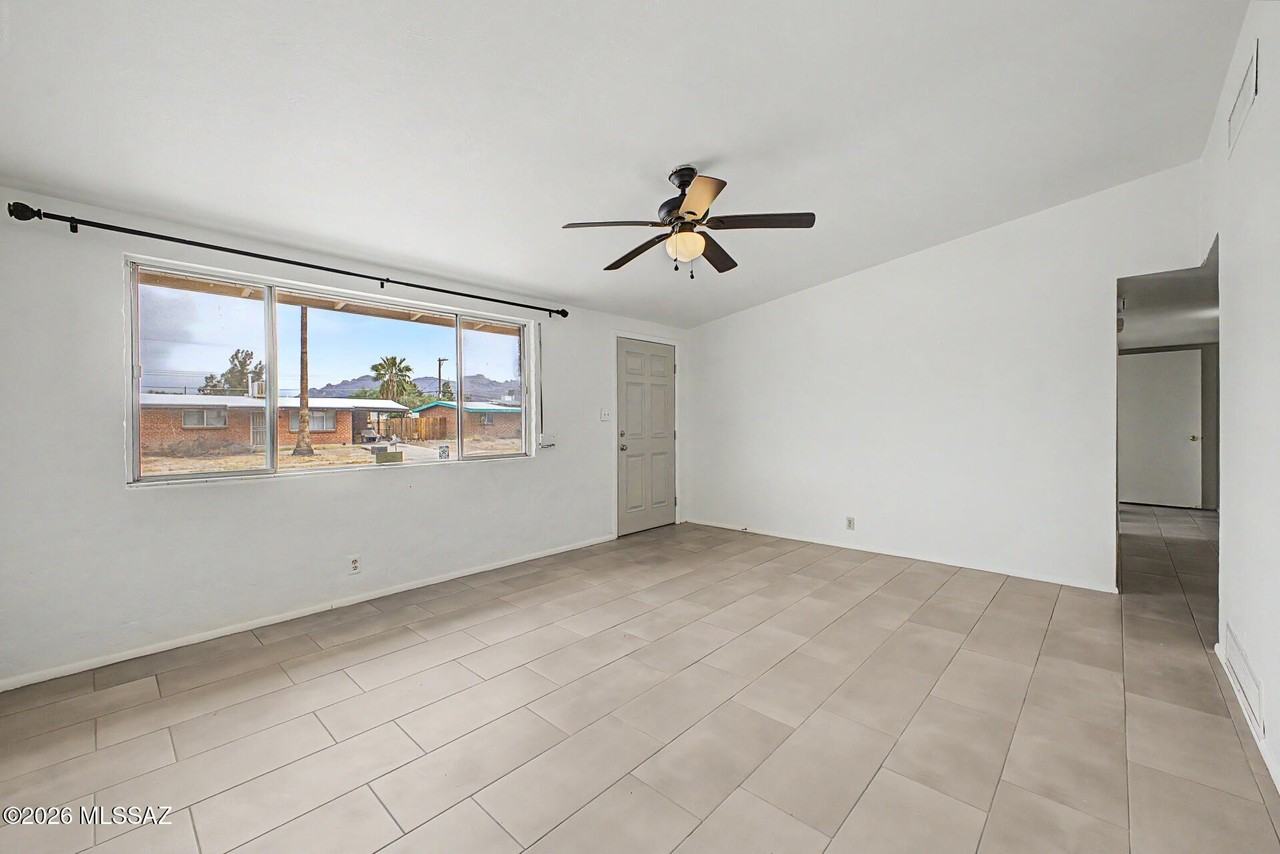 223 W Knox Dr - Photo 6 of 29