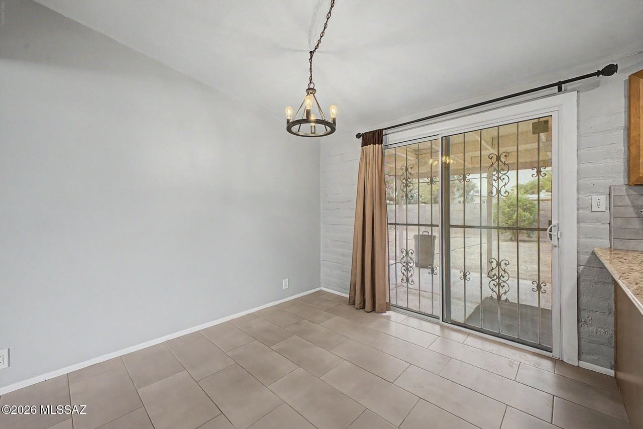 223 W Knox Dr - Photo 7 of 29