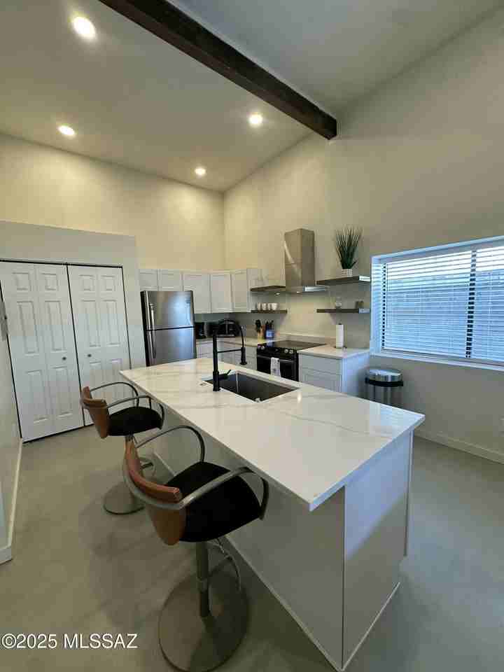 2775 N Goyette Ave - Photo 3 of 15