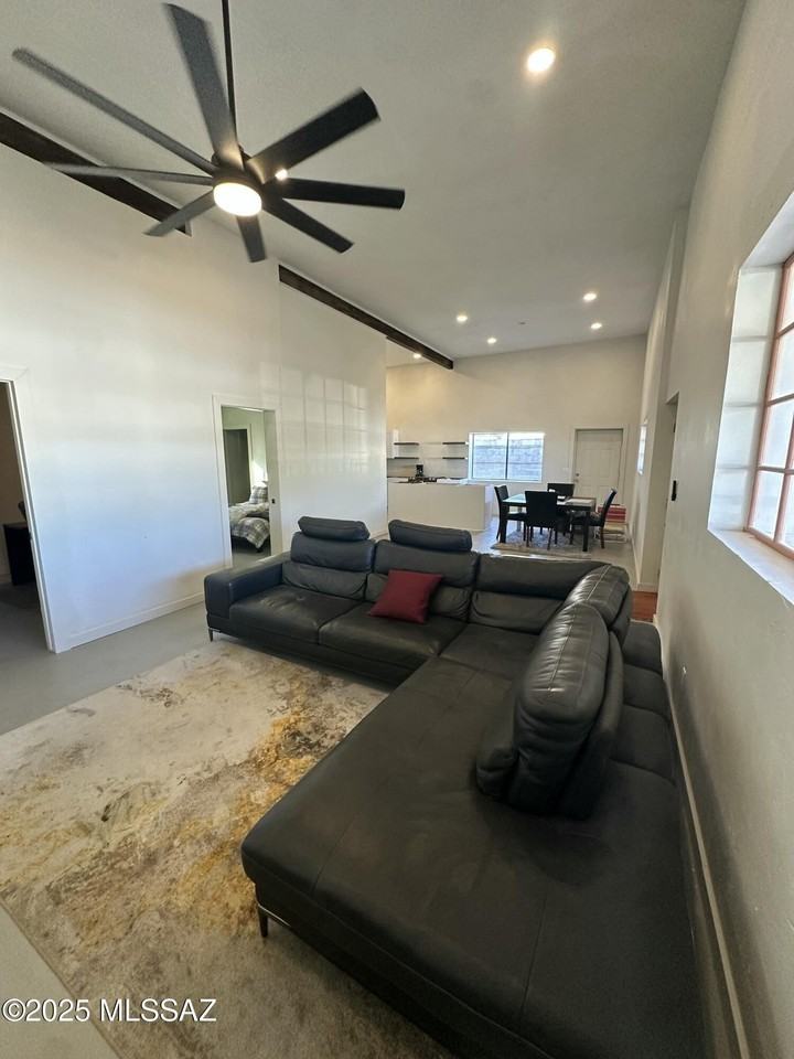 2775 N Goyette Ave - Photo 5 of 15