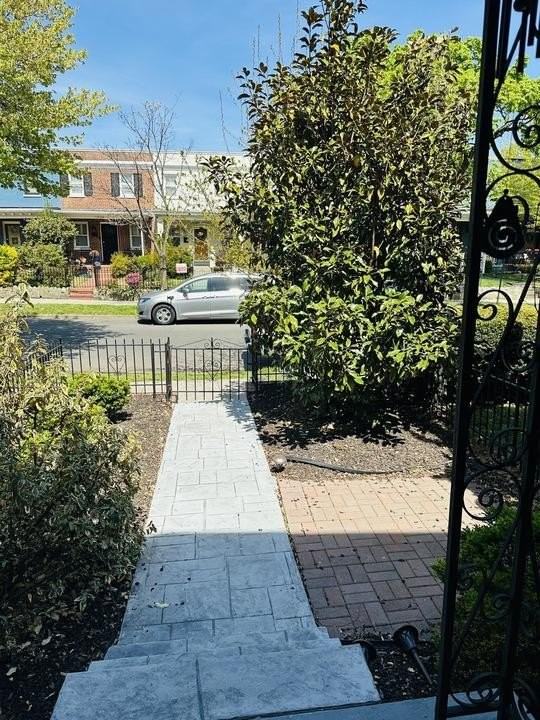 1911 D St Ne - Photo 2 of 50