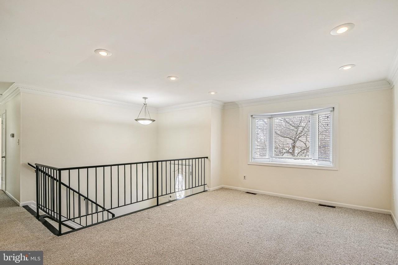 510 Retford Dr - Photo 3 of 43