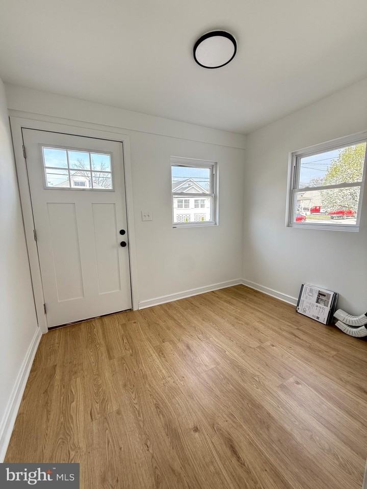 2125 1/2 Oakland Rd - Photo 3 of 18