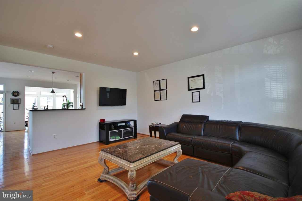 10736 Enfield Dr - Photo 4 of 20