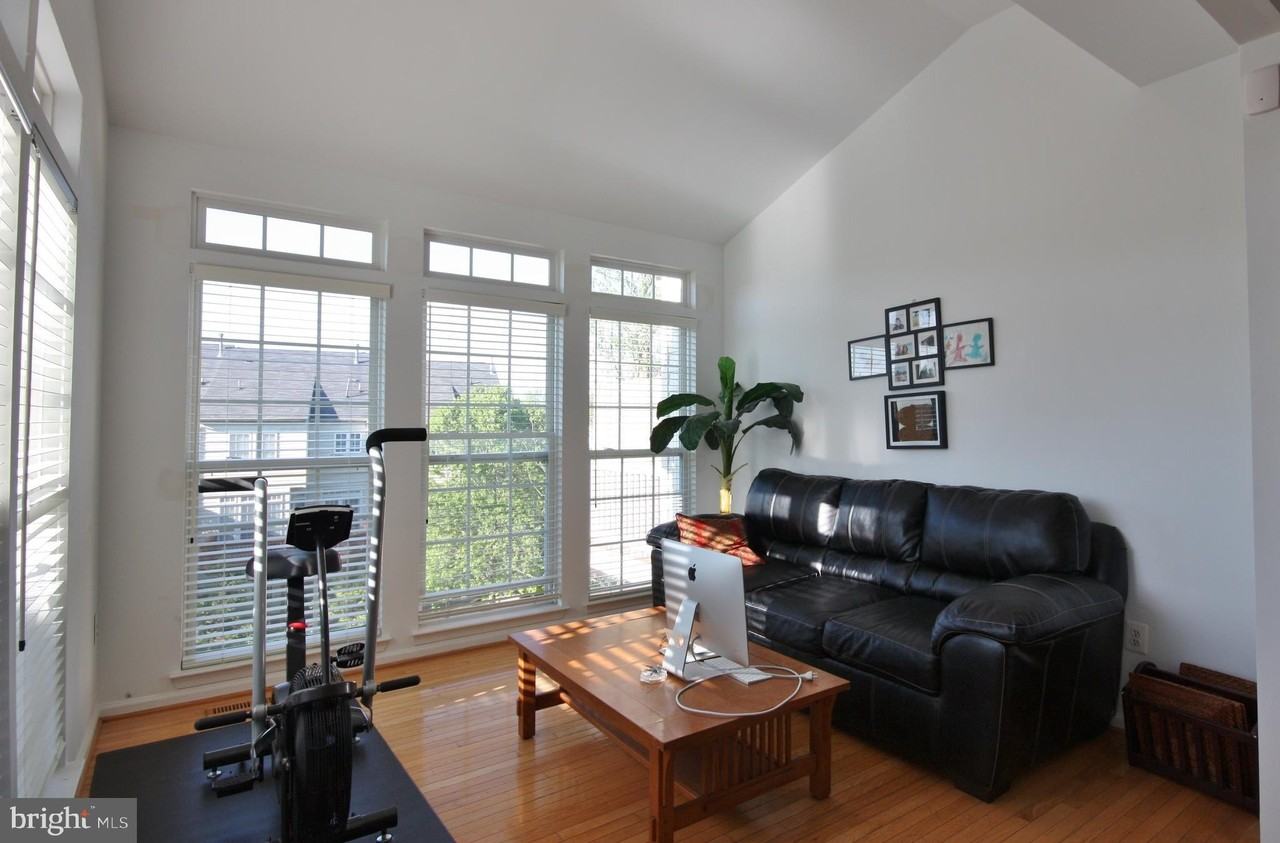 10736 Enfield Dr - Photo 5 of 20