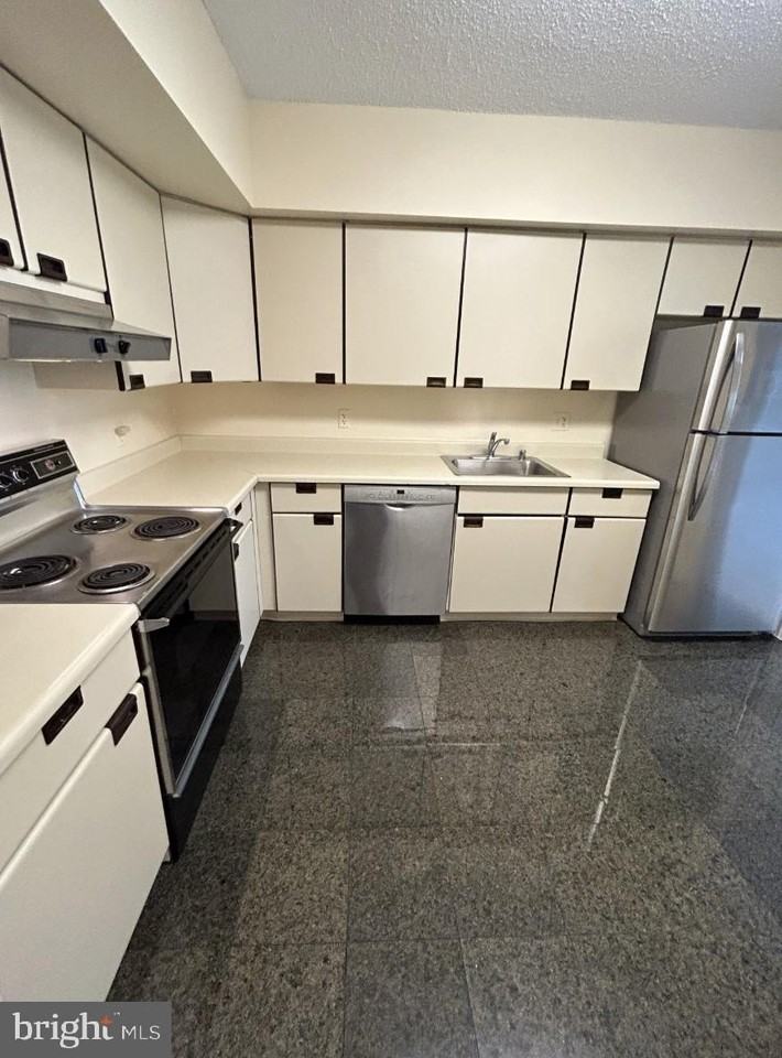 4550 N Park Ave #203 - Photo 2 of 7