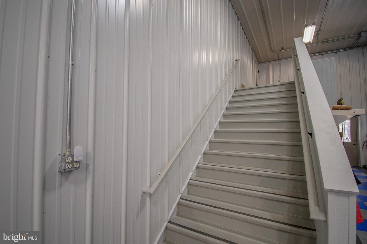 7918 Bloomfield Rd - Photo 3 of 18