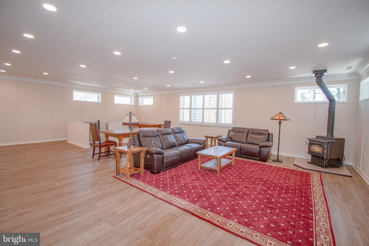 7918 Bloomfield Rd - Photo 5 of 18