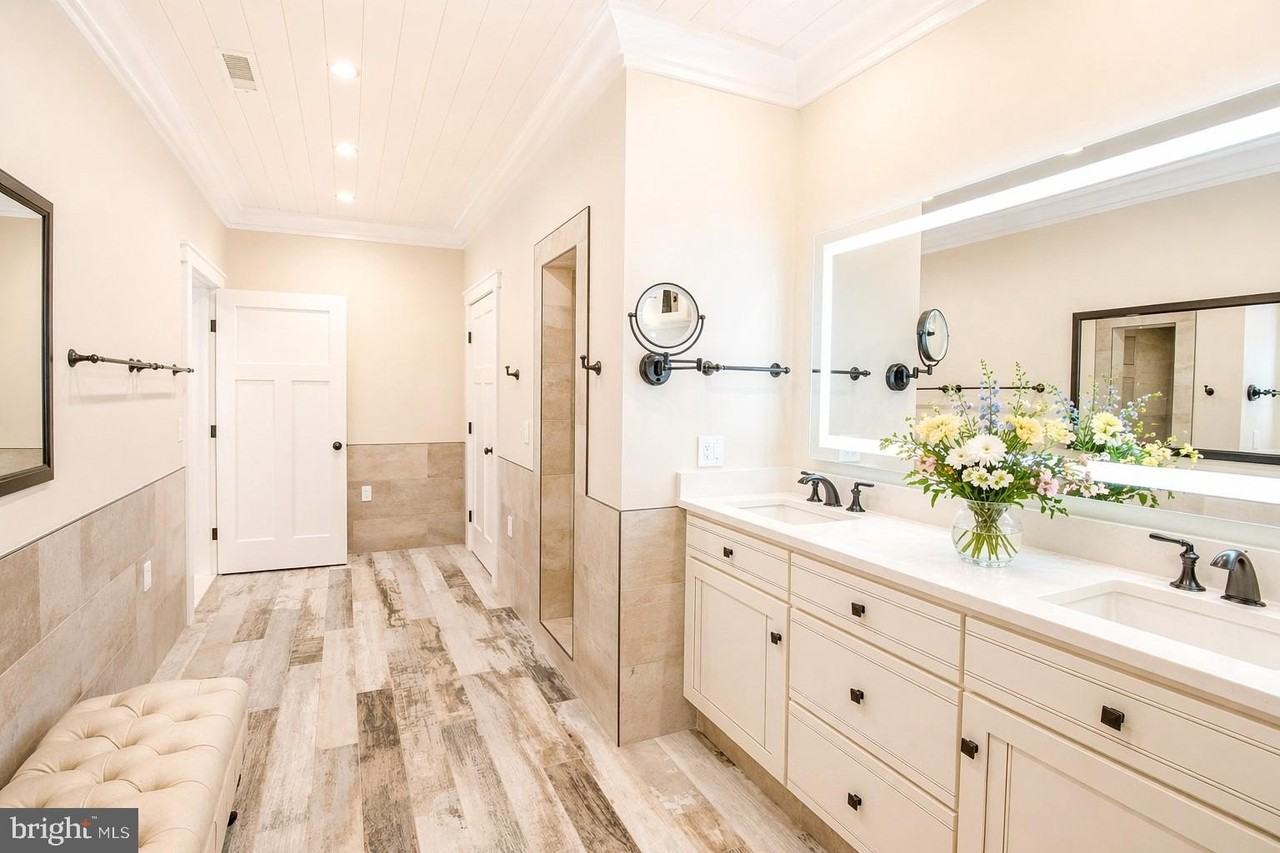 7918 Bloomfield Rd - Photo 7 of 18