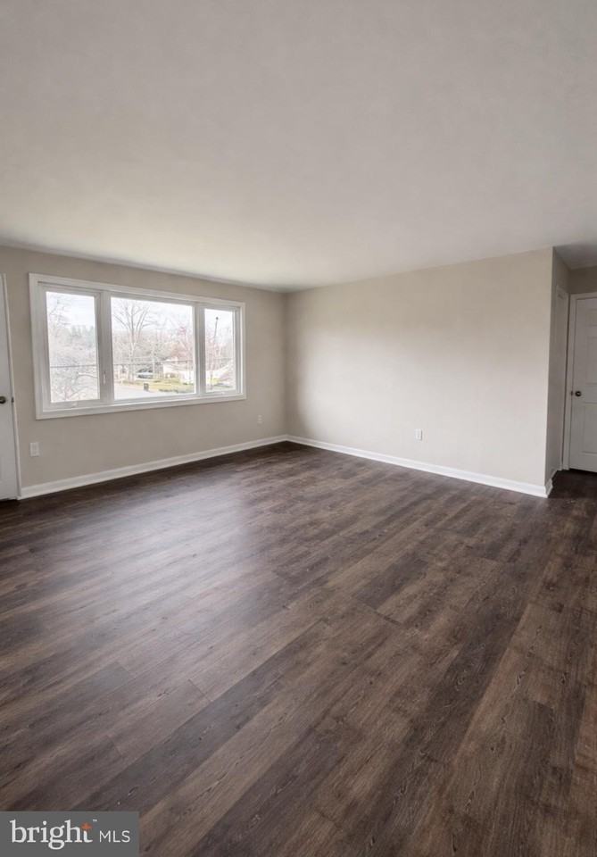 212 Woodlawn Ave #B - Photo 4 of 4