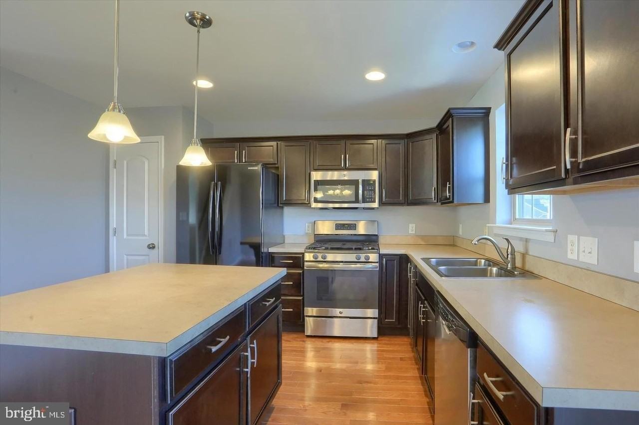 723 Jonathan Ct - Photo 2 of 17