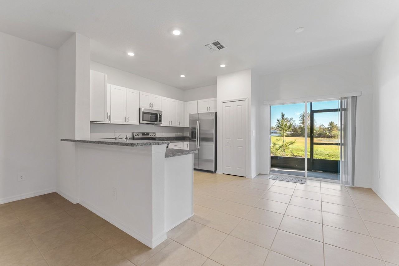 6288 Shiner St - Photo 7 of 33