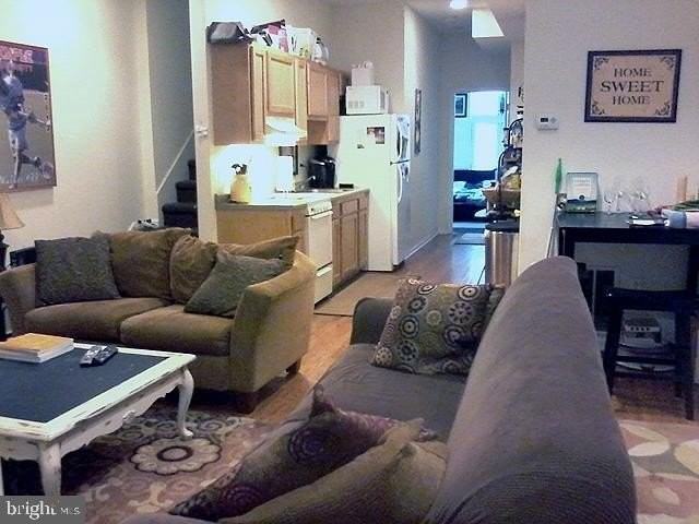 1531 Poplar St #1 - Photo 4 of 14