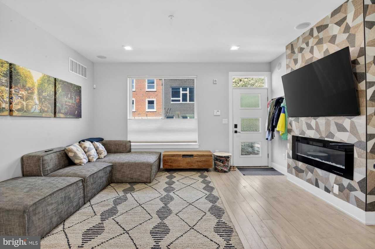 722 E Thompson St - Photo 3 of 48