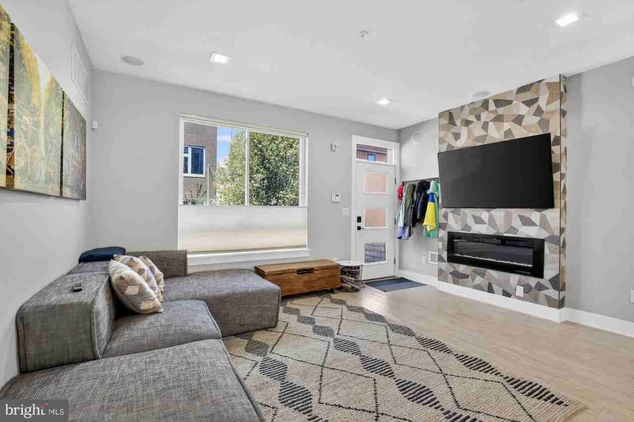 722 E Thompson St - Photo 4 of 48