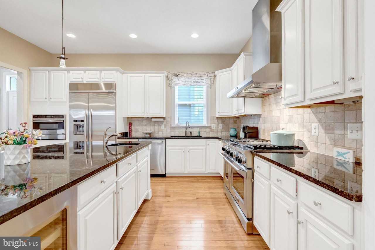 711 Mckenzie Ave - Photo 3 of 50