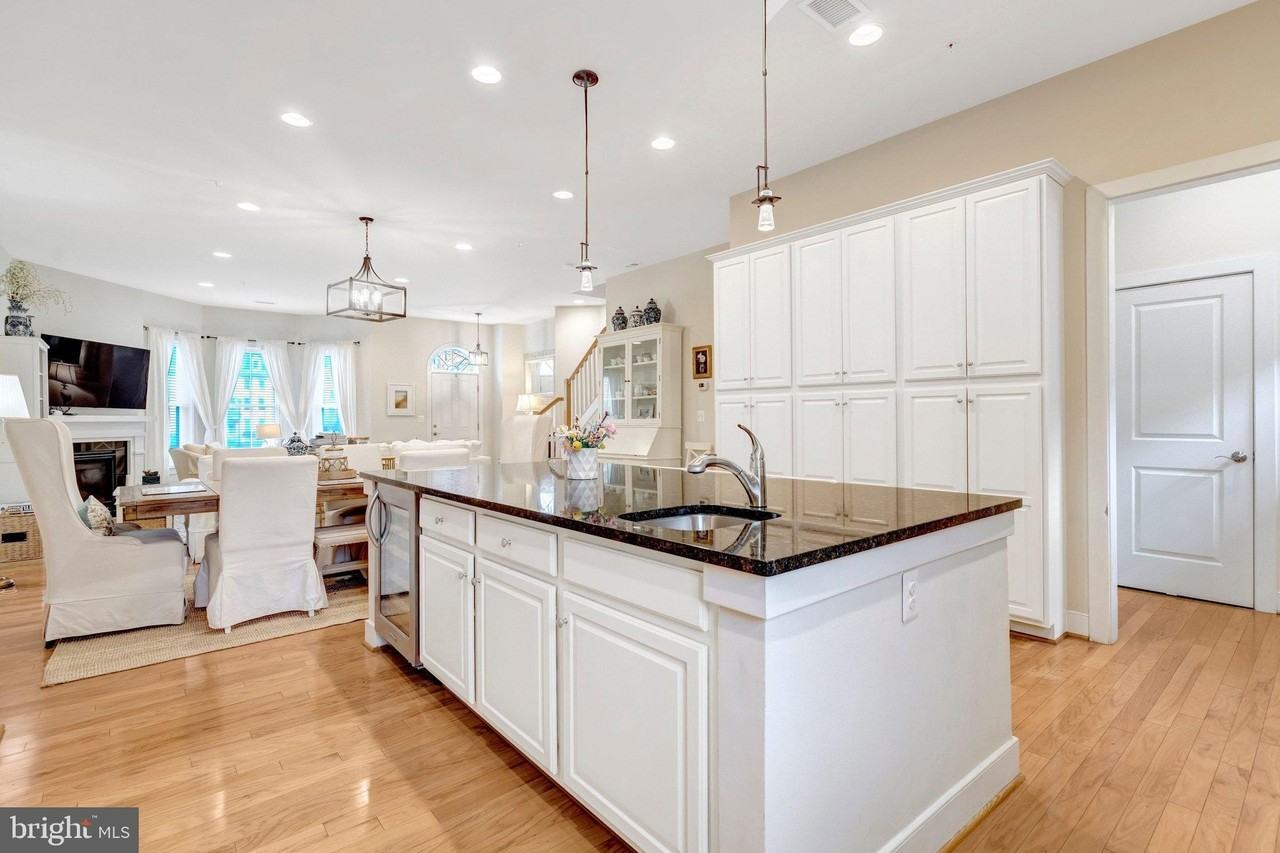 711 Mckenzie Ave - Photo 4 of 50