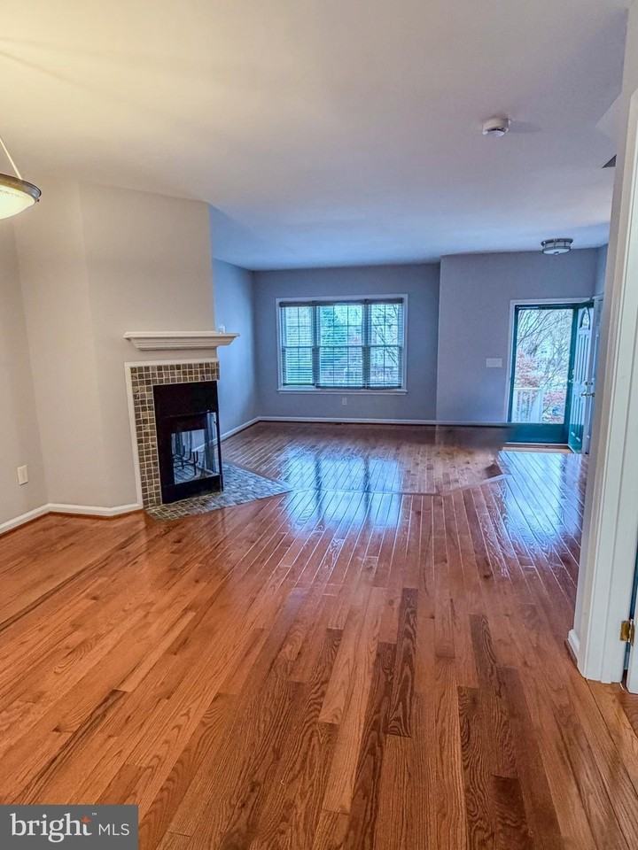 9504 Brigantine Ln - Photo 5 of 32