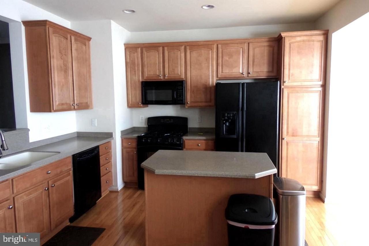 16606 Barge Cir - Photo 3 of 7