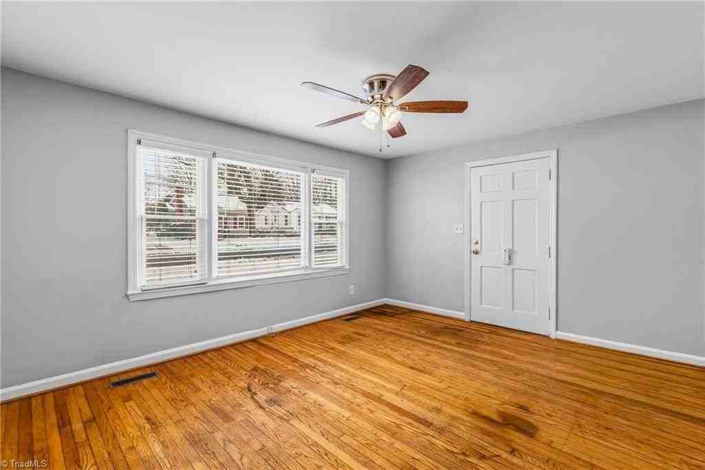 718 S Elam Ave - Photo 7 of 20