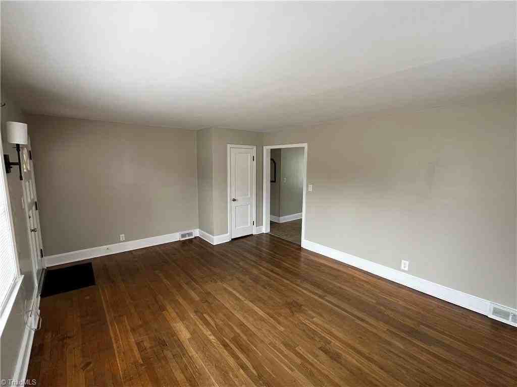 343 Elmwood Dr - Photo 6 of 44