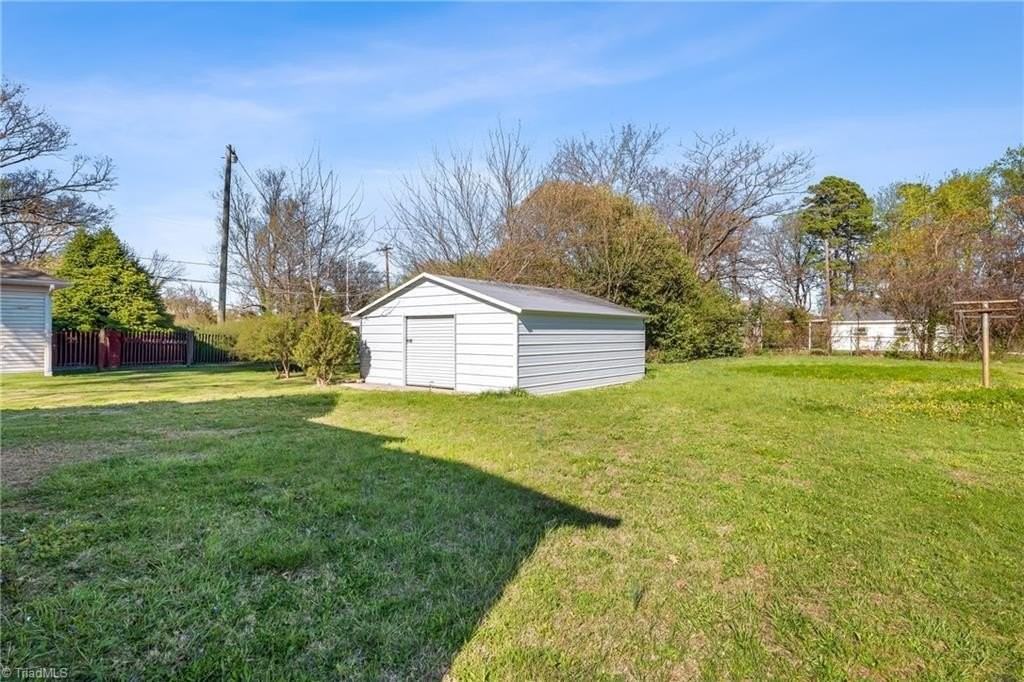 810 Elwell Ave - Photo 4 of 32
