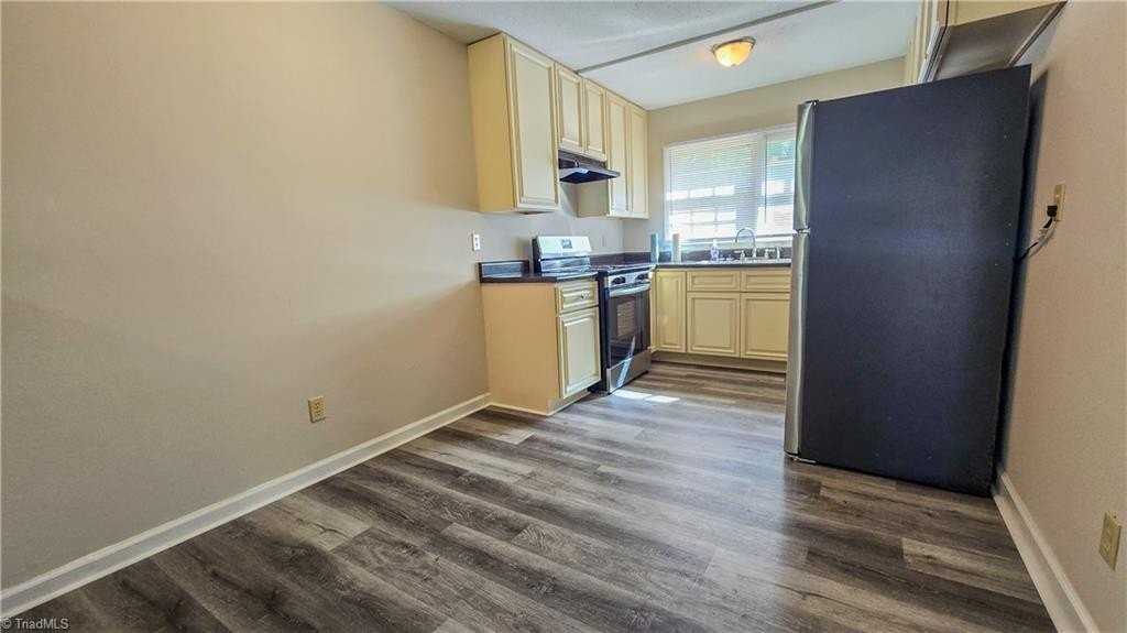 4059 Village Pl - Photo 3 of 9