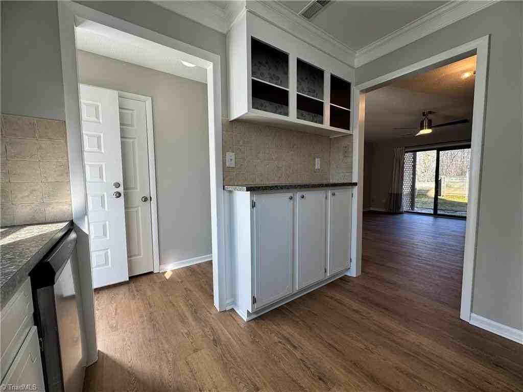 514 Brookside Ct - Photo 7 of 32