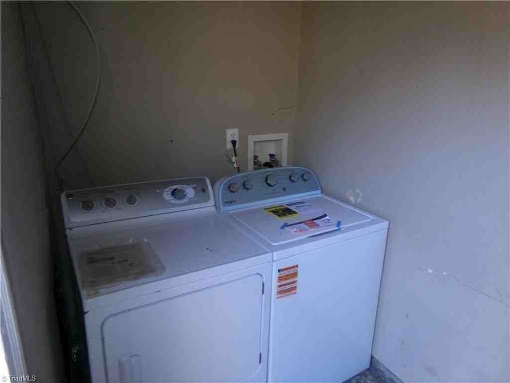 3915 Valley Ct - Photo 3 of 17